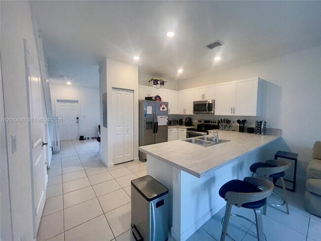 10005 SW 228th Terrace in Cutler Bay, FL - Building Photo - Building Photo