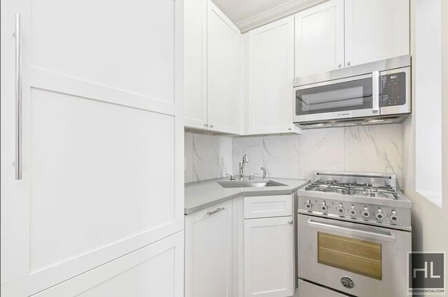1 bedroom 1 bathroom w/ washer and dryer - 252 WEST 76 STREET, Unit 3C in New York, NY - Building Photo - Building Photo