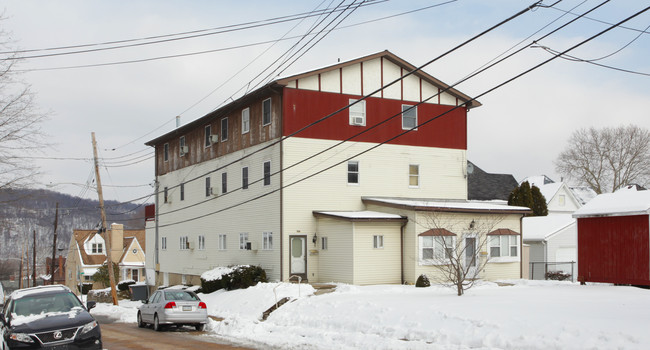 1100 Ridge Ave in Coraopolis, PA - Foto de edificio - Building Photo