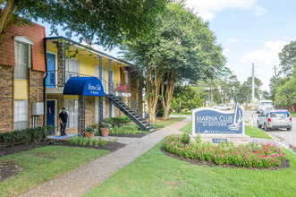 Marina Club in Baytown, TX - Foto de edificio - Building Photo