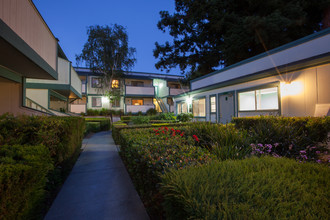 Oak Pointe Apartments in Fremont, CA - Foto de edificio - Building Photo