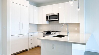 50 Lewis St, Unit #617 in Boston, MA - Building Photo - Building Photo