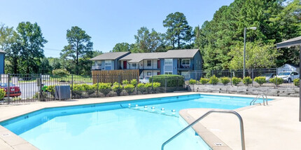 Triangle Park Apartments in Durham, NC - Foto de edificio - Building Photo