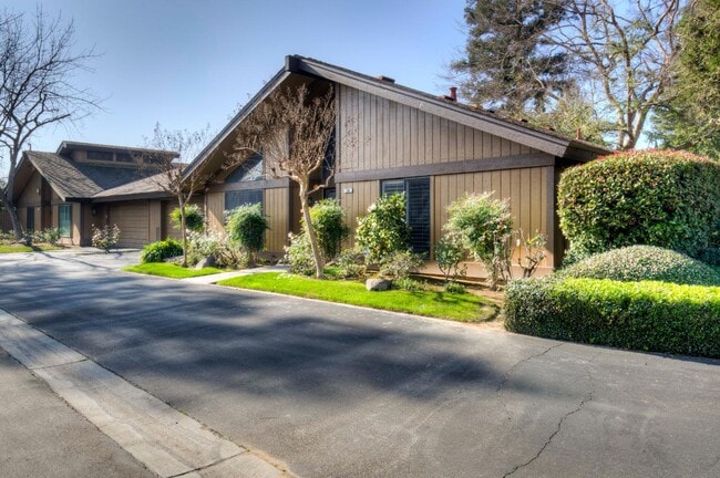 6260 N Palm Ave in Fresno, CA - Building Photo - Building Photo