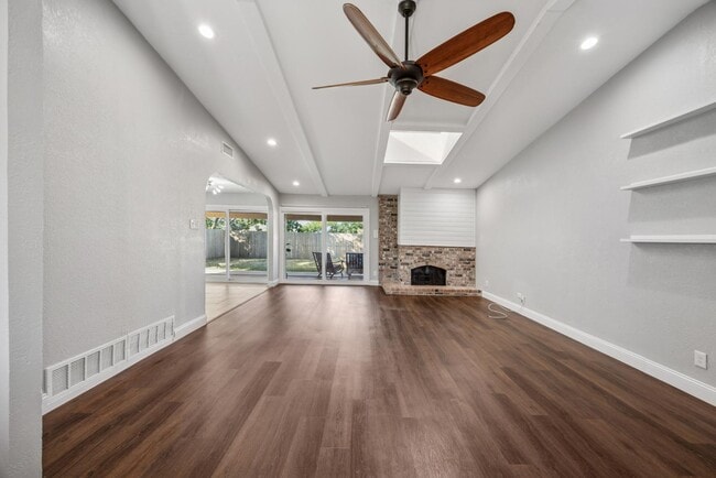 1807 Highmeadow Cove in Carrollton, TX - Building Photo - Building Photo