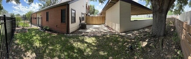 111 Briar Ridge Dr in Bellville, TX - Building Photo - Building Photo