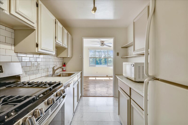 1900 Lyttonsville Rd in Silver Spring, MD - Building Photo