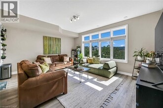 61 Esplanade Ln in Grimsby, ON - Building Photo - Building Photo