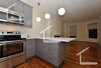 922 Beacon St, Unit 23 in Boston, MA - Foto de edificio - Building Photo