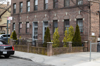 11-36-1138 McBride St in Far Rockaway, NY - Foto de edificio - Building Photo