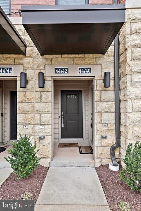 44742 Tiverton Sq in Ashburn, VA - Building Photo