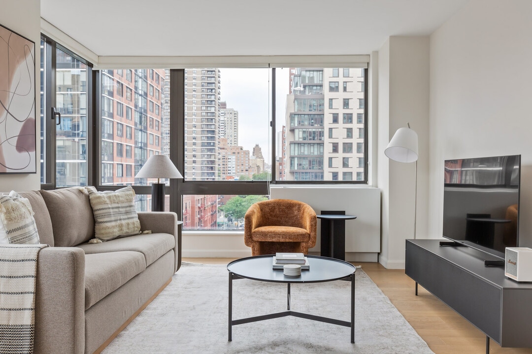 255 W 94th St in New York, NY - Building Photo