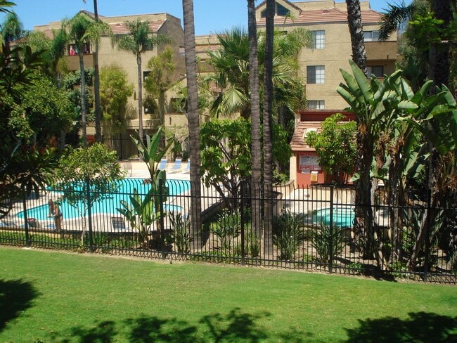 property at 941 W Carson St