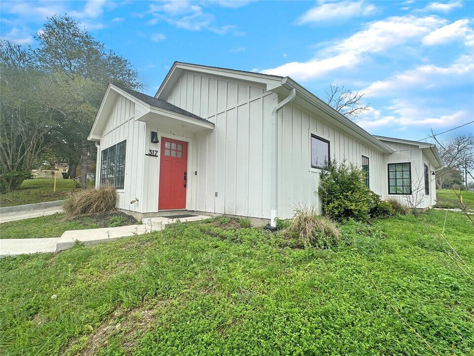 317 8th St in Shiner, TX - Foto de edificio