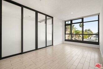 13045 Pacific Promenade, Unit 334 in Los Angeles, CA - Foto de edificio - Building Photo