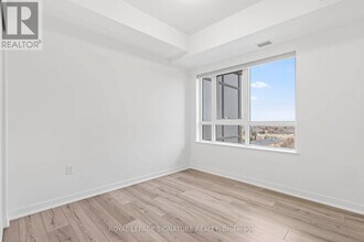 395 Dundas St W in Oakville, ON - Building Photo - Building Photo