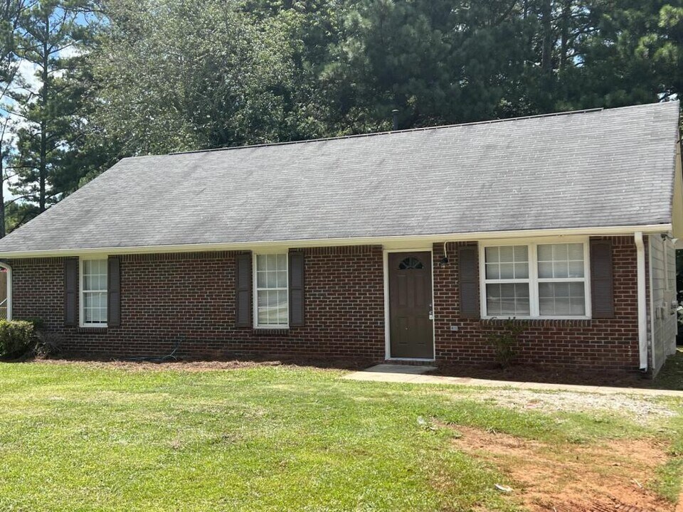600 N Hairston Rd in Stone Mountain, GA - Building Photo