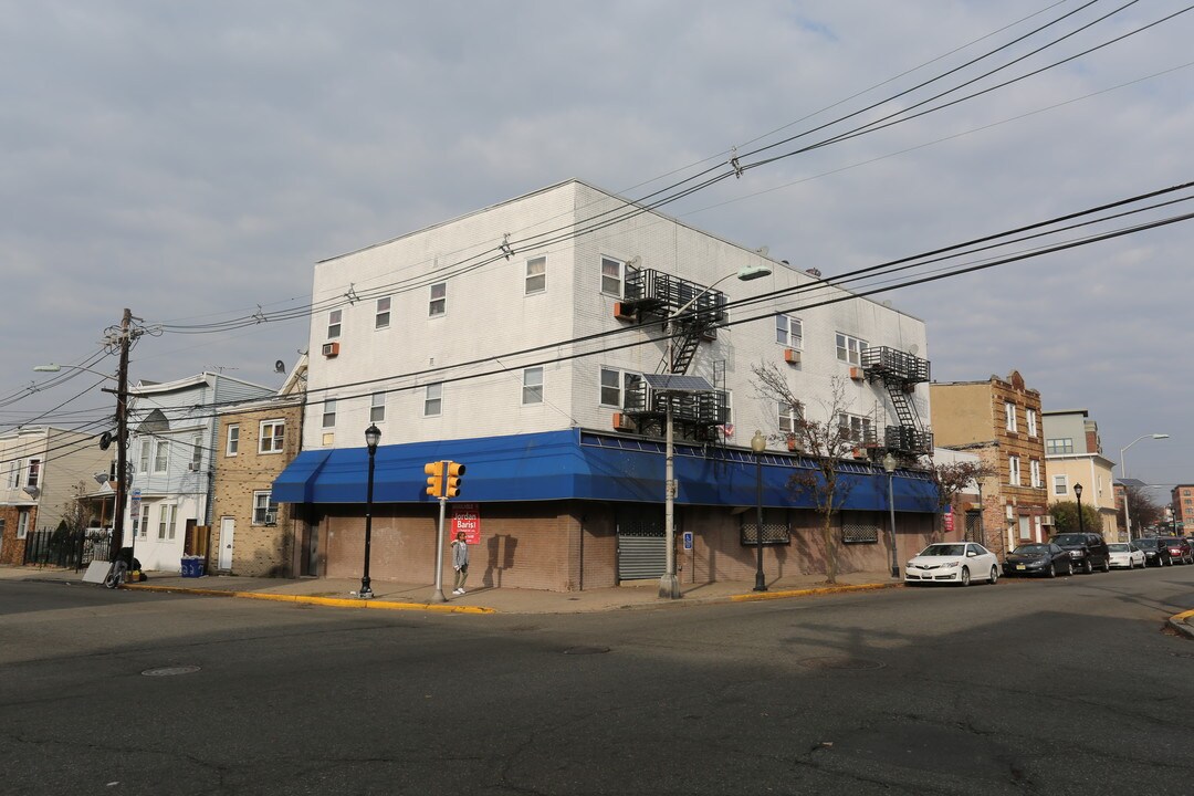 325 Henry St in Orange, NJ - Foto de edificio