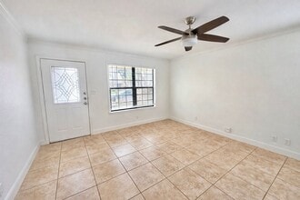 6200 Palm Cir in Austin, TX - Building Photo - Building Photo