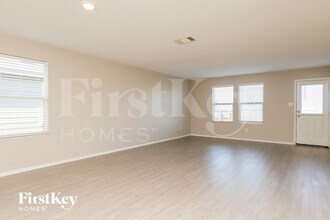 3921 Far Horizon in Seguin, TX - Foto de edificio - Building Photo