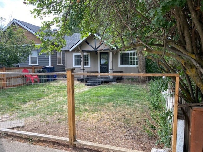 527 NW Ogden Ave in Bend, OR - Building Photo - Building Photo