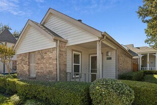 18111 Whispering Gables Ln in Dallas, TX - Building Photo