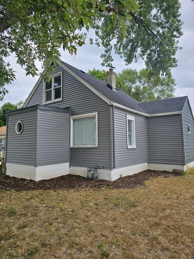 713 Evans Ave in Machesney Park, IL - Foto de edificio - Building Photo