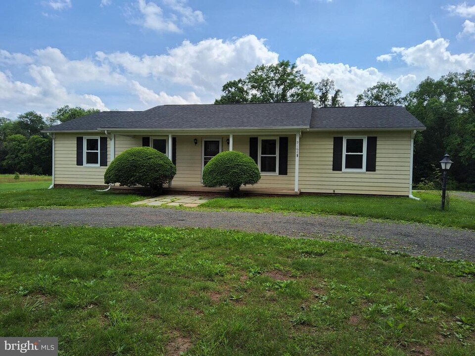 9164 Hannah Dustin Ln in Casanova, VA - Building Photo