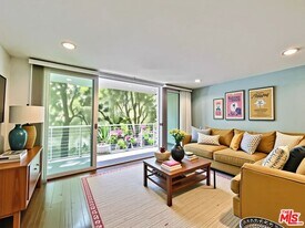 1920 Hillcrest Rd in Los Angeles, CA - Building Photo