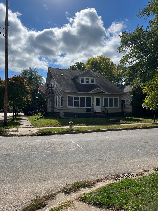 1531 College Ave Apartments and Nearby Stevens Point Apartments For