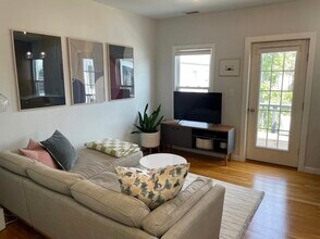 258 Everett St in Boston, MA - Foto de edificio - Building Photo