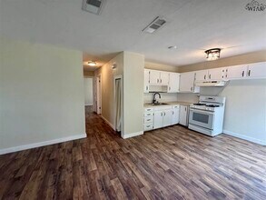 117 W Garden Dr in Iowa Park, TX - Building Photo - Building Photo