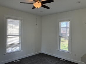 207 Plum St in Carmi, IL - Foto de edificio - Building Photo