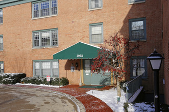 Woodland Manor Condominiums in Pittsburgh, PA - Building Photo - Building Photo