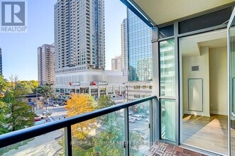 5162 Yonge St in Toronto, ON - Building Photo - Building Photo