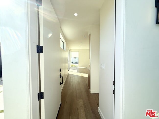 10475 W Olympic Blvd in Los Angeles, CA - Building Photo - Building Photo