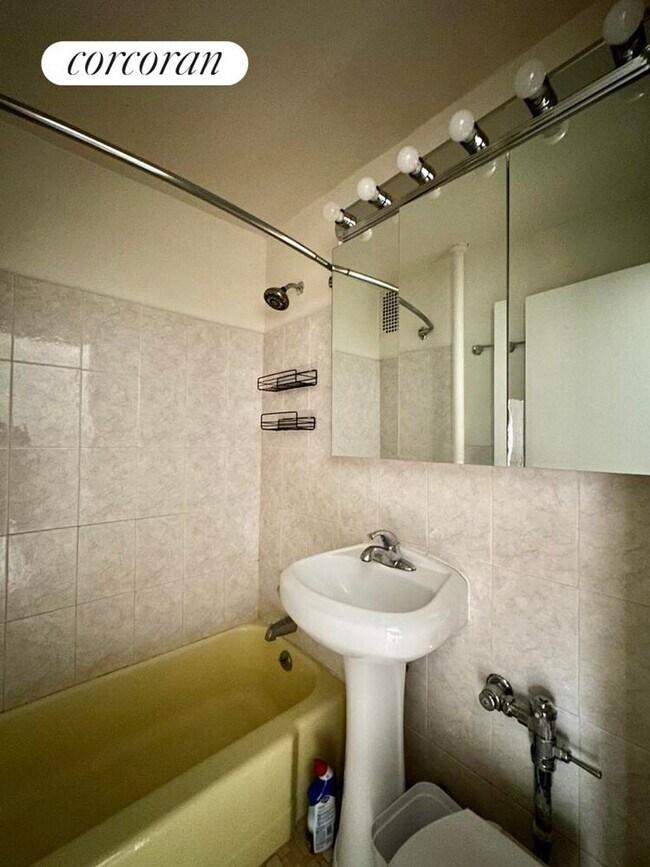 444 W 49th St in New York, NY - Building Photo - Building Photo