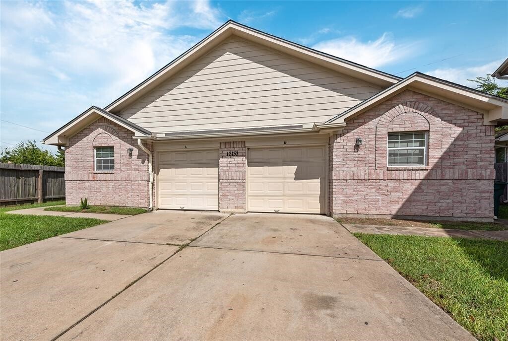 12133 Stone E Dr in Houston, TX - Building Photo
