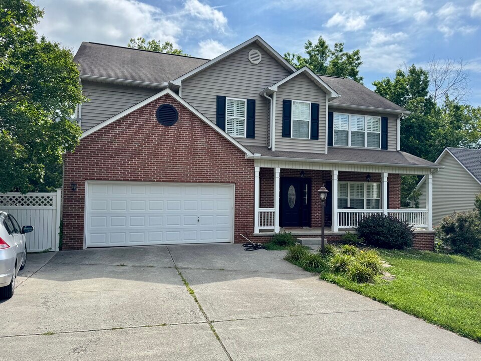 1852 Pinestraw Ln in Knoxville, TN - Building Photo