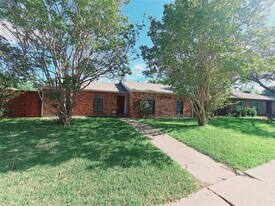 3726 Red Oak Dr in Garland, TX - Building Photo