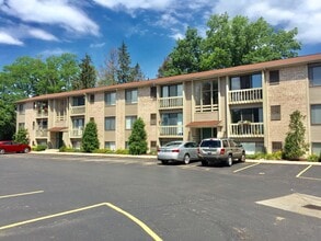 Ore Creek Apartments in Brighton, MI - Foto de edificio - Building Photo