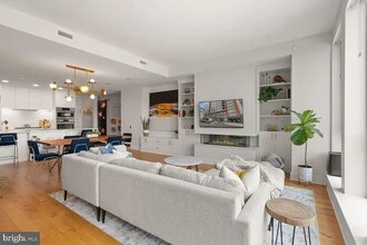 1211 Van St SE, Unit PH 13B in Washington, DC - Foto de edificio - Building Photo