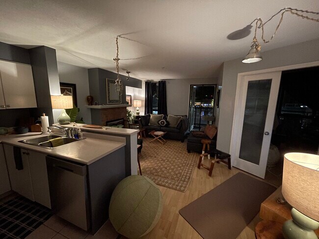 225 Newport Dr in Port Moody, BC - Building Photo - Building Photo