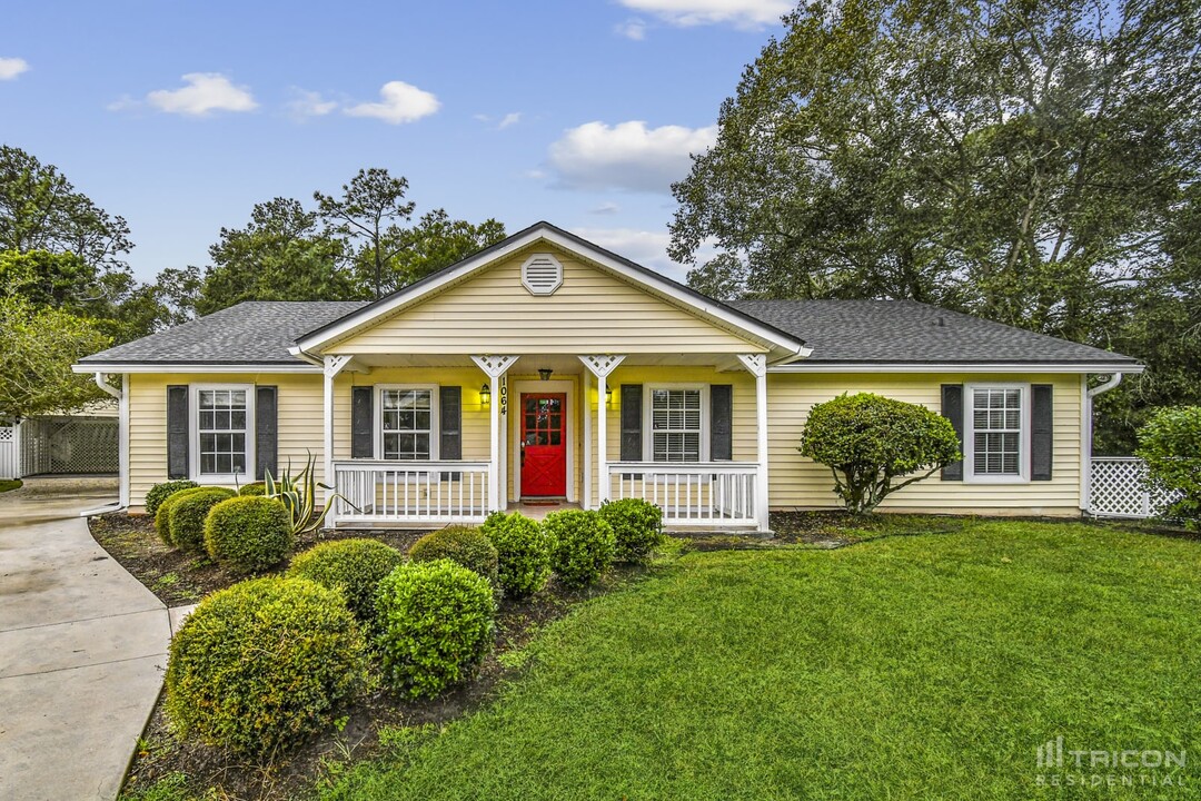 1064 Lana Court in Orange Park, FL - Foto de edificio