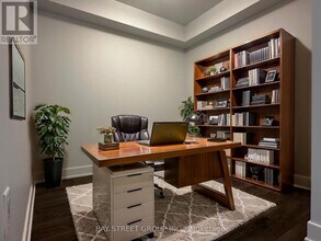 585-585 Bloor St E in Toronto, ON - Building Photo - Building Photo
