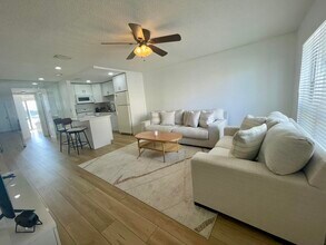 1100 Crystal Lake Dr in Pompano Beach, FL - Foto de edificio - Building Photo