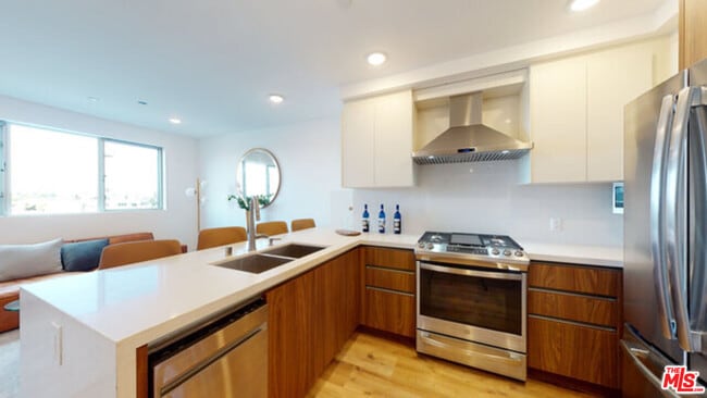 1143 Glenville Dr in Los Angeles, CA - Building Photo - Building Photo