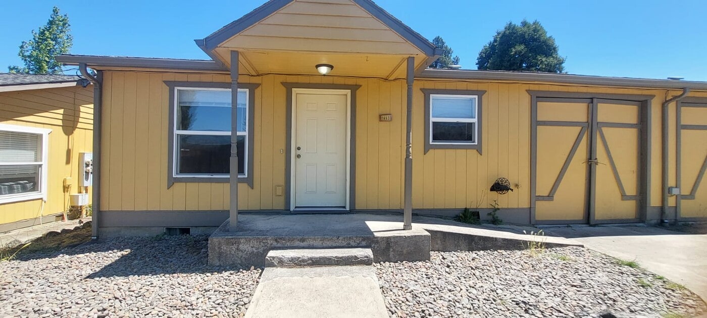1463 Gleason Ave, Unit 1463 Gleason in Sutherlin, OR - Foto de edificio
