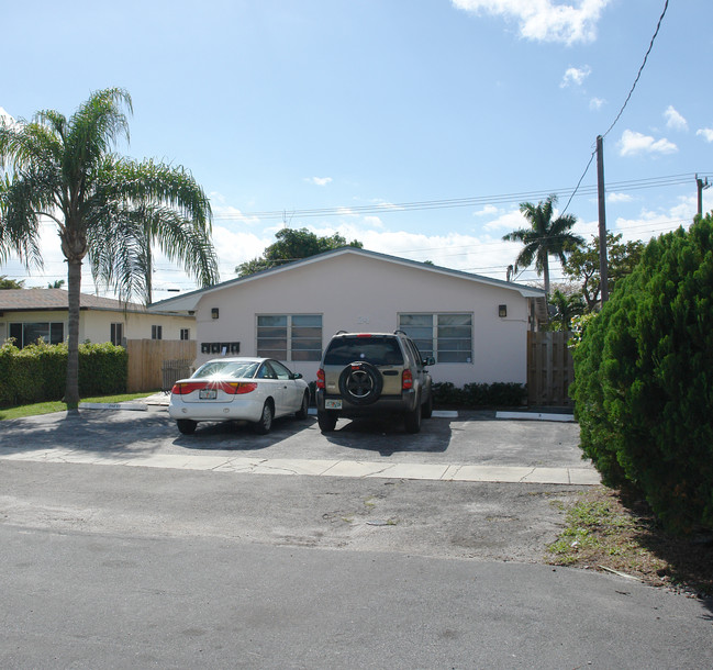 38 SE 3rd Pl in Dania Beach, FL - Building Photo - Building Photo