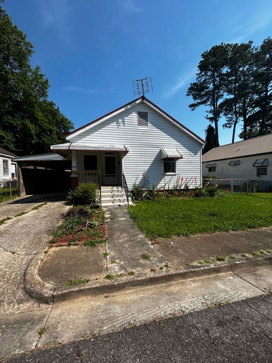 20 E Wilkinson Ave in Gadsden, AL - Foto de edificio